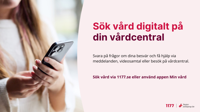 Kvinna håller i en mobiltelefon. Till höger finns information från Region Jönköpings län om att söka vård digitalt via 1177.se eller appen Min vård.