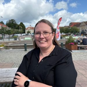 leende kvinna på ett torg