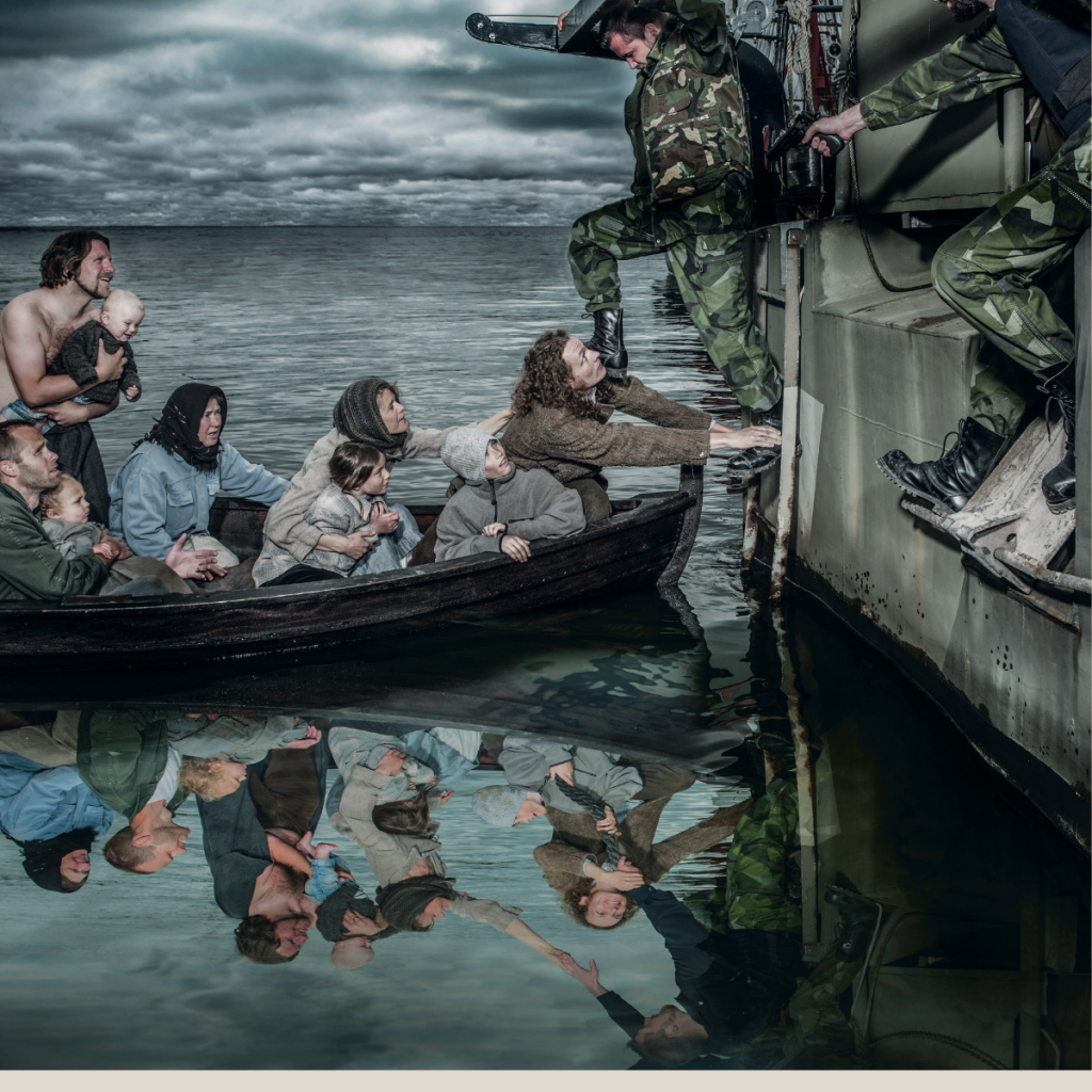 Elisabeth Olsons foto på flyktingar som sitter i en båt, militär som hotar dem från att komma ombord på deras båt och i spegelbilden syns militären istället hjälpa flyktingarna