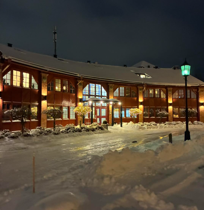 En bild på byggnaden som vårdcentral Lokstallarna finns i. En tidig morgon i januari med massor av snö på marken.