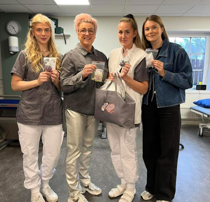 En grupp med medarbetare på Lokstallarna som har fått Tröstemöss till vårdcentralen