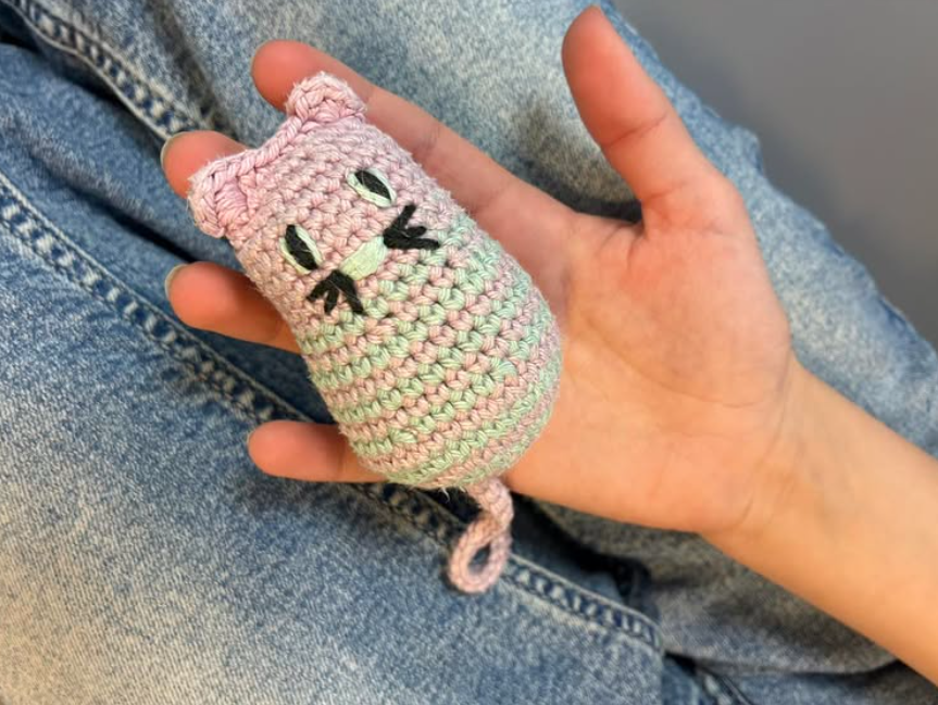 En hand som håller i en liten Tröstemus som delats ut på vårdcentralen