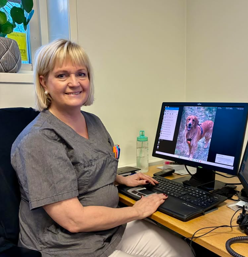 Medarbetaren Maria sitter vid sin arbetsdator