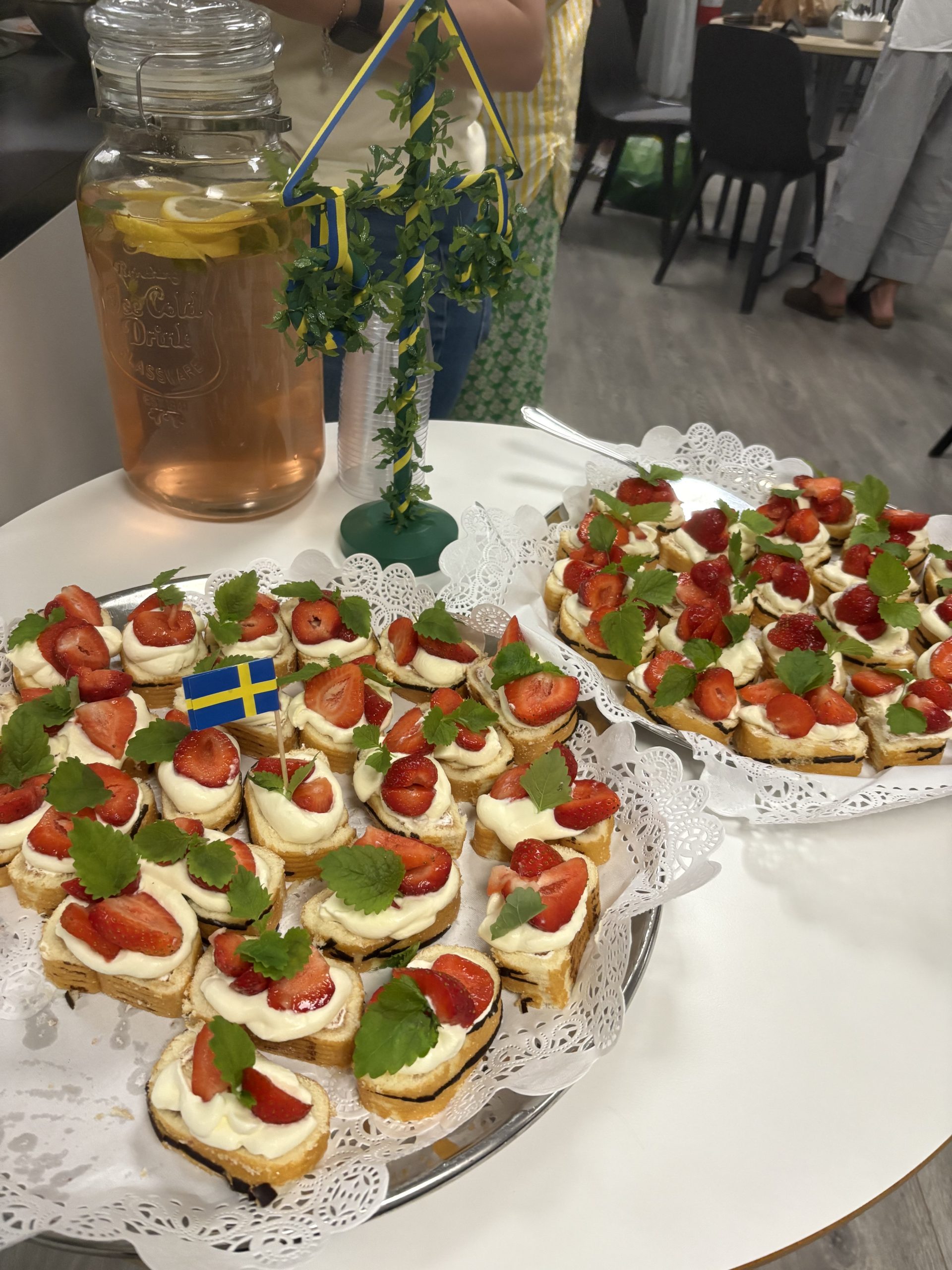 Midsommarfika för personalen i lunchrummet.