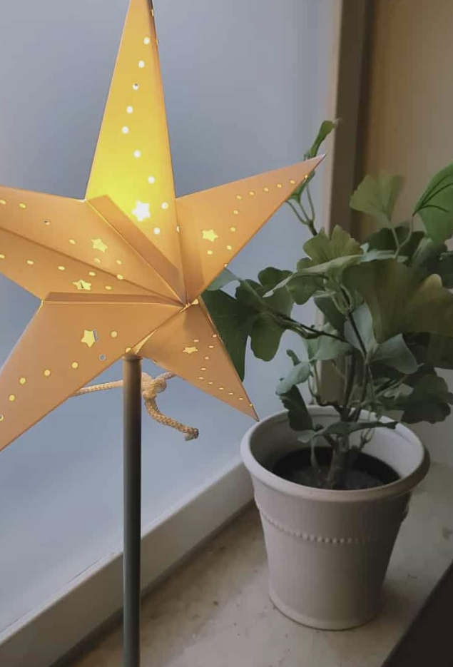 Julstjärna i fönster i advent