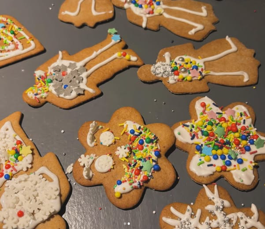 Massa pepparkakor som är dekorerade med strössel