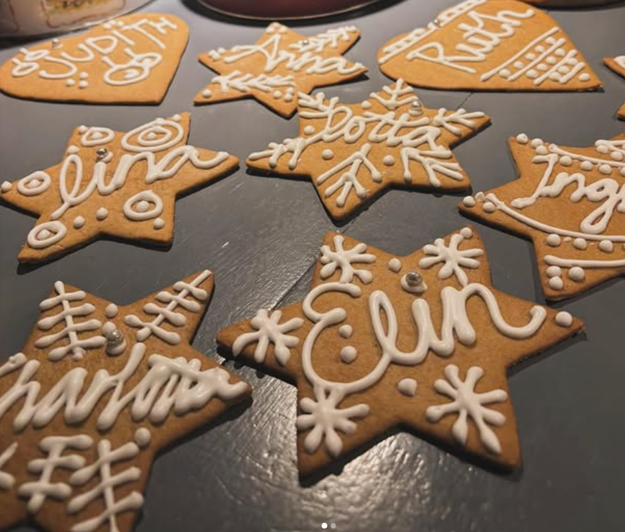 Pepparkakor med kristyr och namn på våra medarbetare