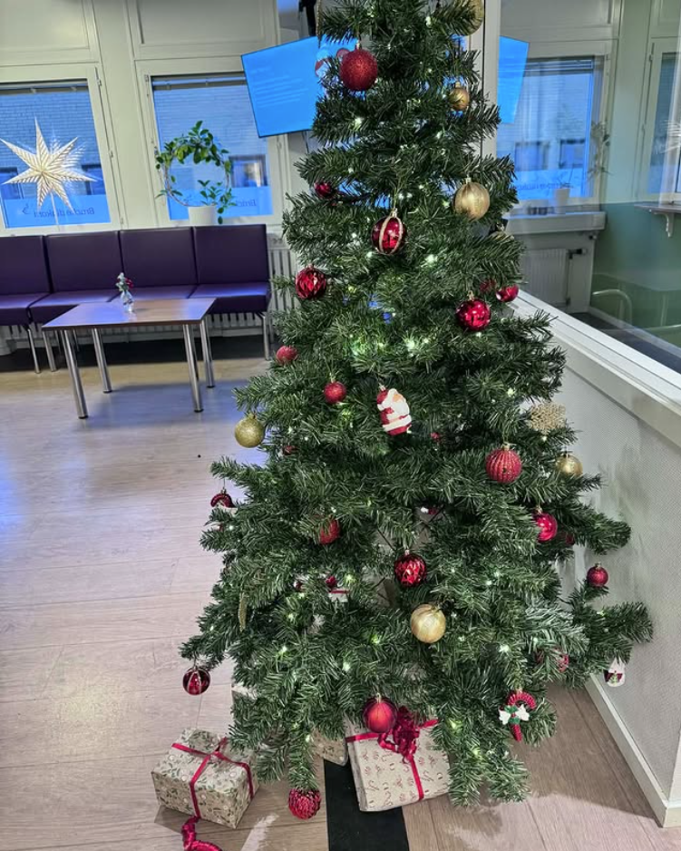 Julgran i rehabmottagningens väntrum.