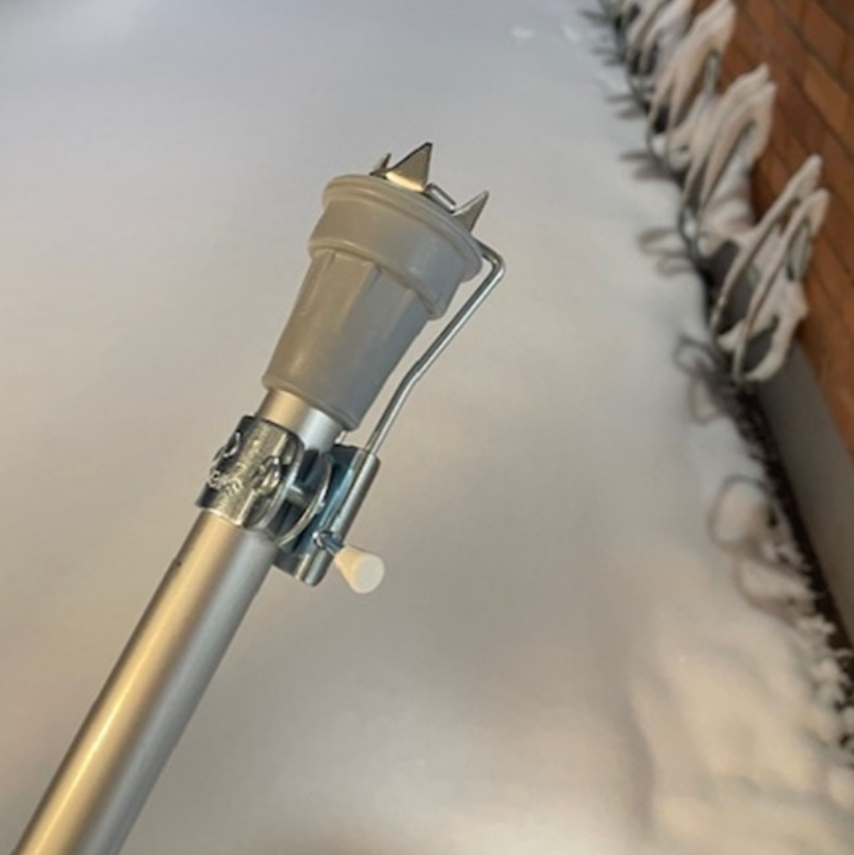 En krycka med broddar när det är snö utomhus