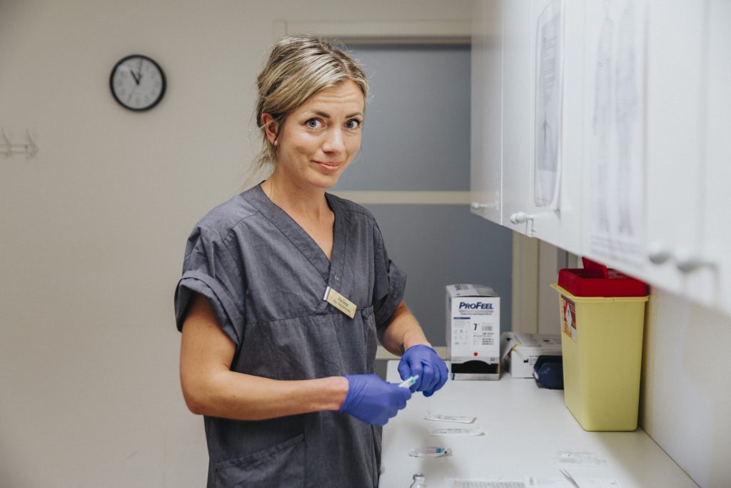Sjuksköterska förbereder vaccination