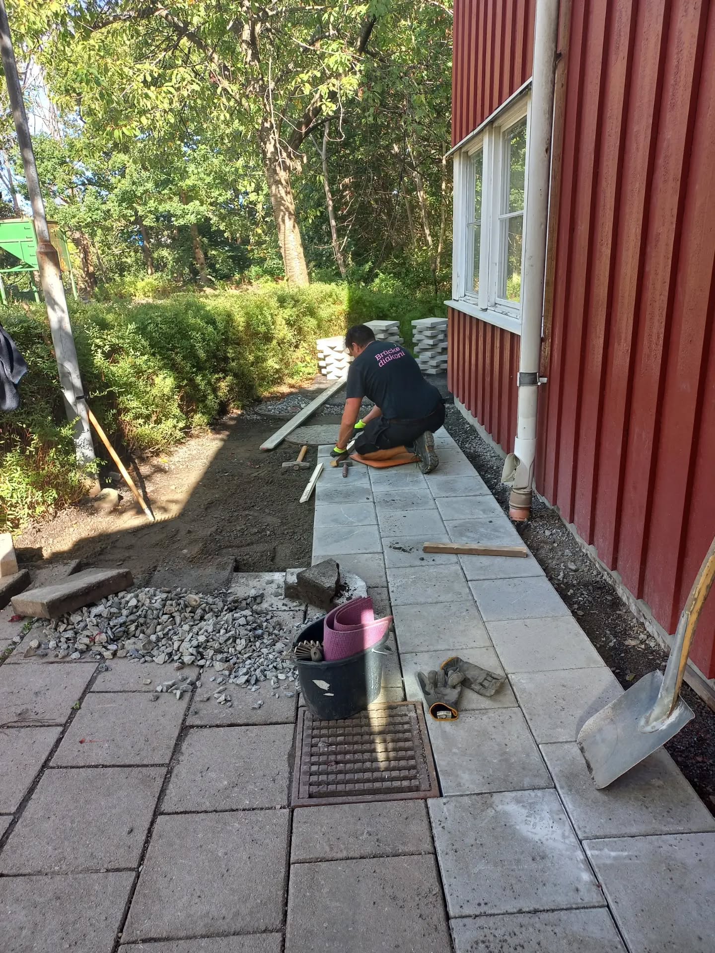 Arbete med stenplattor på marken