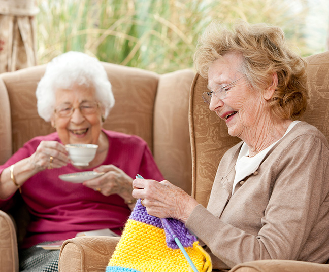 Bild på två äldre kvinnor som pratar. Bilden symboliserar att tankar måste få ta tid och att samtal om existentiella samtal är viktigt för äldre.