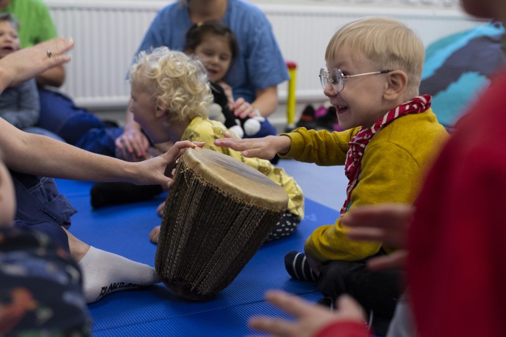 Barn deltar i musikaktivitet som en del av konduktiv pedagogik på Bräcke förskola Stegen